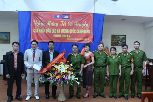 Thiếu tướng, TS. Đặng Xuân Khang, Phó Giám đốc Học viện CSND và cán bộ, chiến sỹ Học viện tặng hoa chúc mừng các học viên Lào và Campuchia